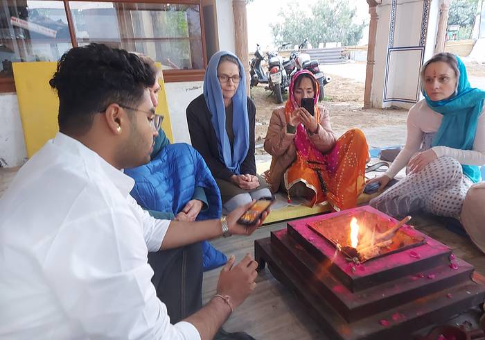 Agni Hotra mit einem Gelehrten in Pushkar Agni Hotra mit einem Gelehrten in Pushkar