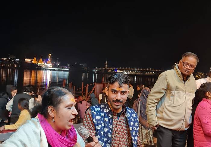 Mantra Singen nach der Maha Ganga Arti in Rishikesh Mantra Singen nach der Maha Ganga Arti in Rishikesh
