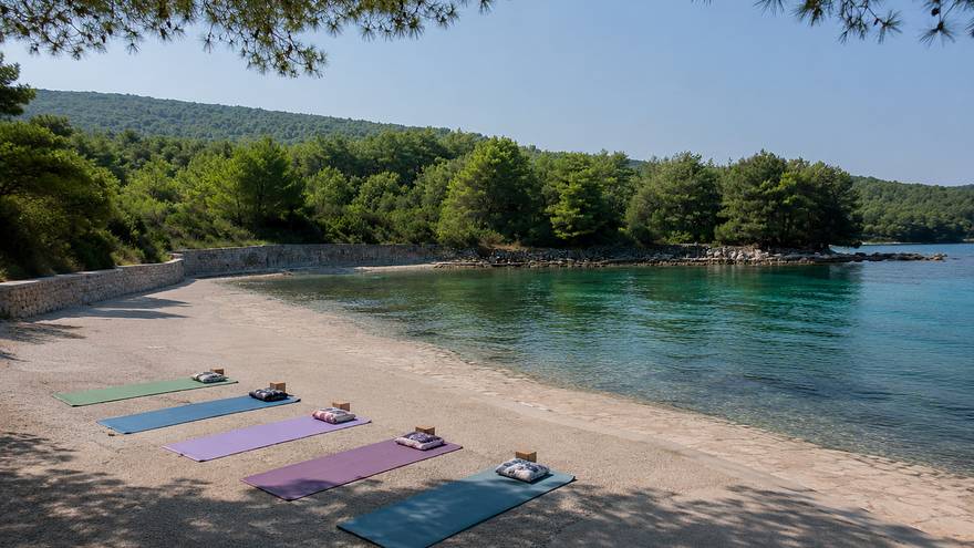 Morgendliches Yoga am Strand Morgendliches Yoga am Strand