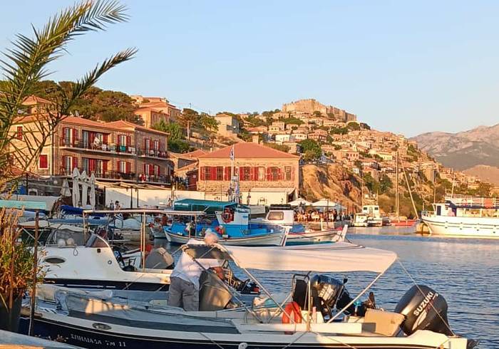 Kleiner Hafen mit zahlreichen Tavernen in Molyvos Kleiner Hafen mit zahlreichen Tavernen in Molyvos