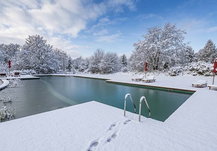 Der Pool liegt direkt vorm dem Haus, Nutzung nach dem Saunagang ist möglich. Der Pool liegt direkt vorm dem Haus, Nutzung nach dem Saunagang ist möglich.