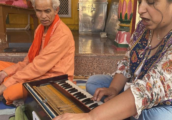 Spontanes Mantrasingen beim Jagannath-Tempel in Varanasi Spontanes Mantrasingen beim Jagannath-Tempel in Varanasi
