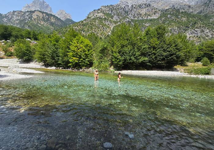 Schwimmen in und Meditieren an kristallklaren Bergessen Schwimmen in und Meditieren an kristallklaren Bergessen