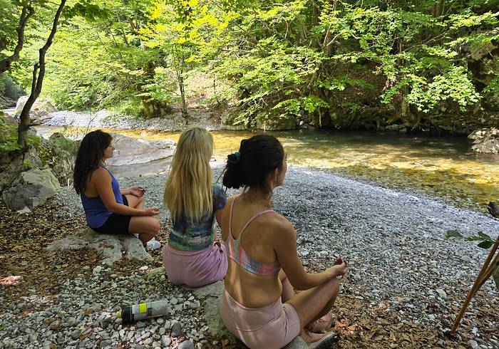 Meditieren an einem Bergflüsschen Meditieren an einem Bergflüsschen