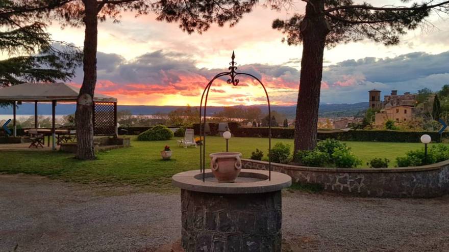 Blick aus dem Garten auf Bolsena und den Lago di Bolsena Blick aus dem Garten auf Bolsena und den Lago di Bolsena