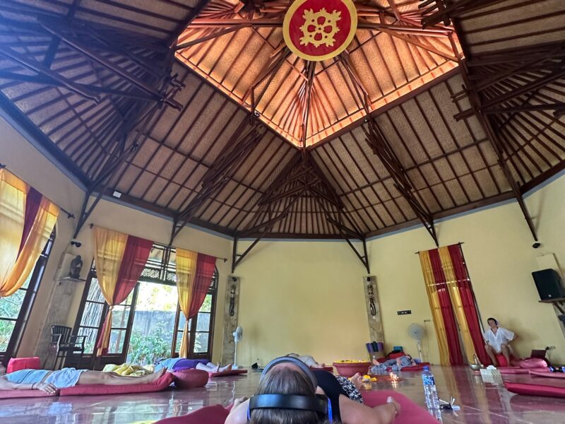 LIVE YOUR S.E.L.F. - Psychologisches Coaching-Retreat für ein Leben im Flow voller Sinn. Energie. Liebe. Freude. Mit Yoga, Meditation und 9D Breathwork