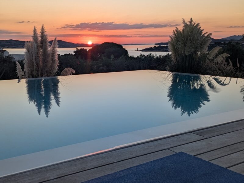 Pilatesflows Retreat Sardinien in BohoStyle Villa mit sardischer Köchin und Meerblick