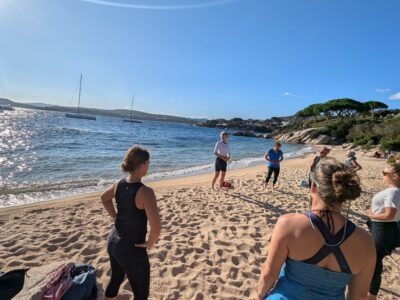 Pilatesflows Retreat Sardinien in BohoStyle Villa mit sardischer Köchin und Meerblick