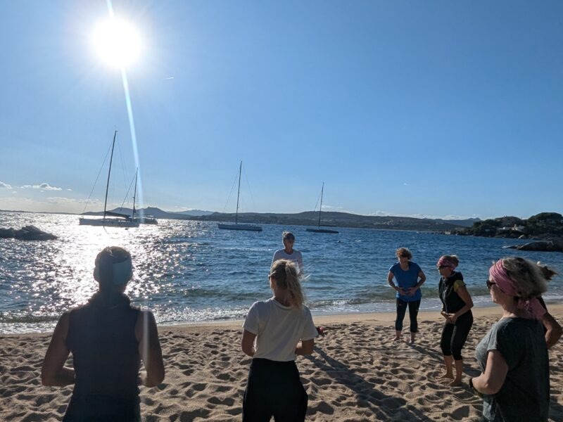 Pilatesflows Retreat Sardinien in BohoStyle Villa mit sardischer Köchin und Meerblick