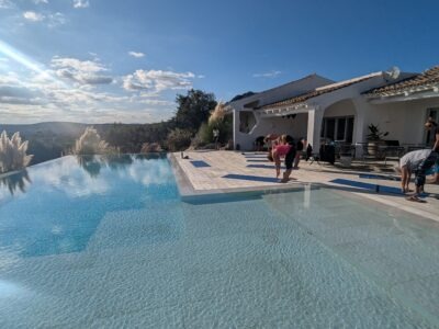 Pilatesflows Retreat Sardinien in BohoStyle Villa mit sardischer Köchin und Meerblick