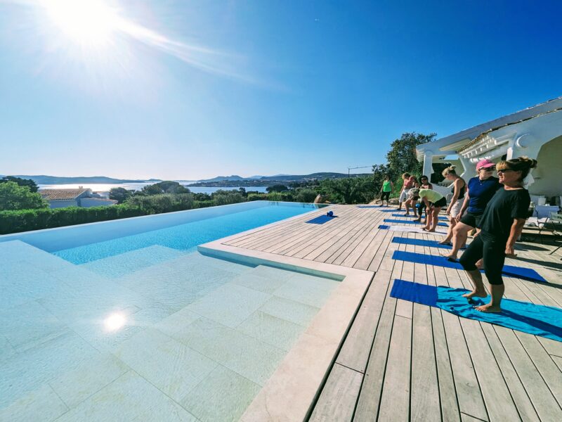 Pilatesflows Retreat Sardinien in BohoStyle Villa mit sardischer Köchin und Meerblick