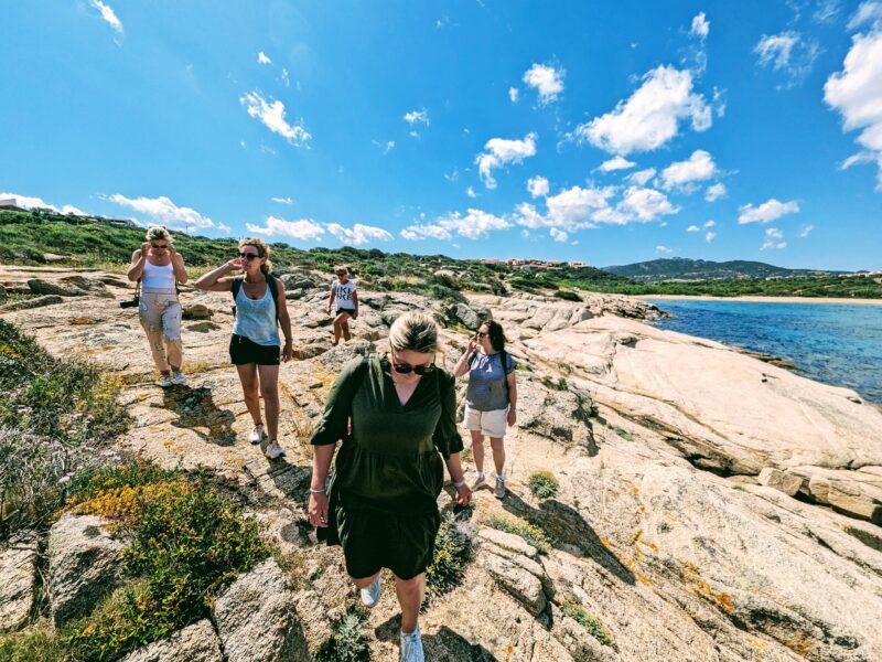 Pilatesflows Retreat Sardinien in BohoStyle Villa mit sardischer Köchin und Meerblick