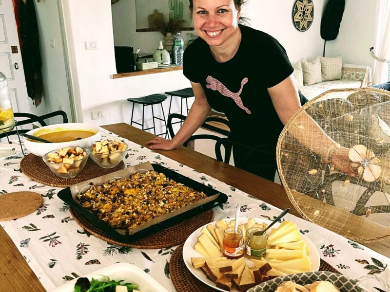 Pilatesflows Retreat Sardinien in BohoStyle Villa mit sardischer Köchin und Meerblick