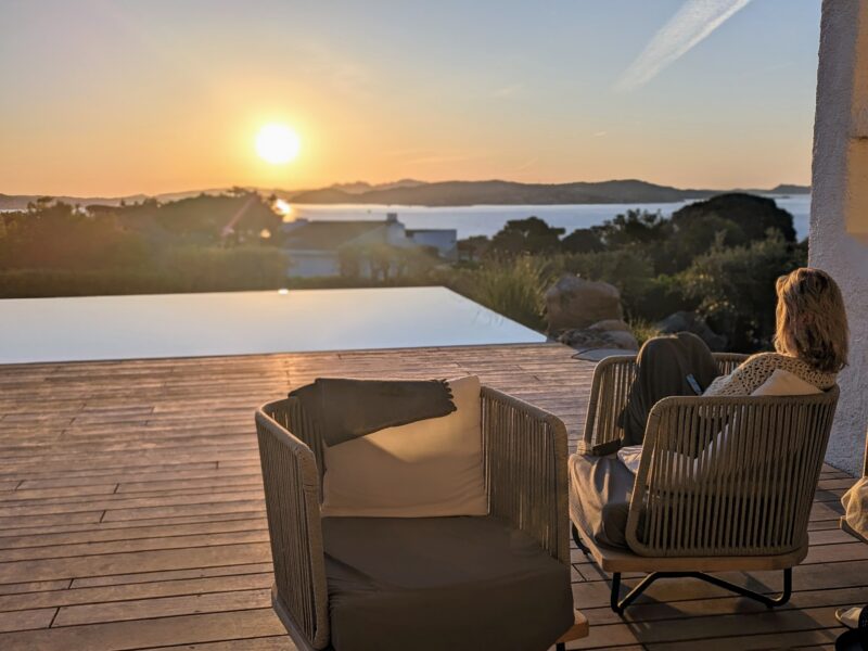 Pilatesflows Retreat Sardinien in BohoStyle Villa mit sardischer Köchin und Meerblick