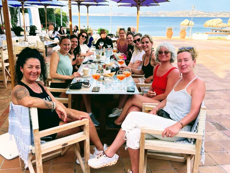 Pilatesflows Retreat Sardinien in BohoStyle Villa mit sardischer Köchin und Meerblick