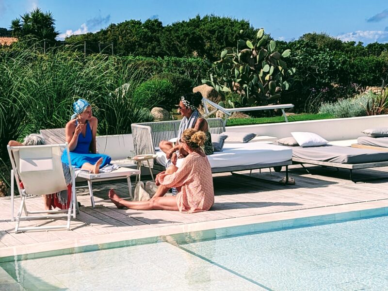 Pilatesflows Retreat Sardinien in BohoStyle Villa mit sardischer Köchin und Meerblick