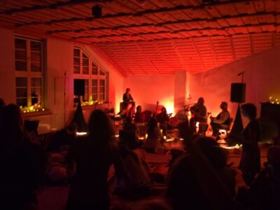Ohne Teilnahmegebühr, bzw. auf Schenkungs-Basis: Peaceful Flow Event: Schnee und Wellness Retreat im Luxus Chalet - Mit Musik, Spiel und Tanz am Kamin - Pool - Massage und Eisbaden