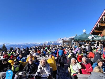 Schnee und Wellness Retreat im Luxus Chalet - Mit Musik, Spiel und Tanz am Kamin - Pool - Massage und Eisbaden